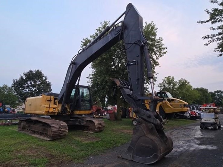 2011-deere-240d-lc-image-2