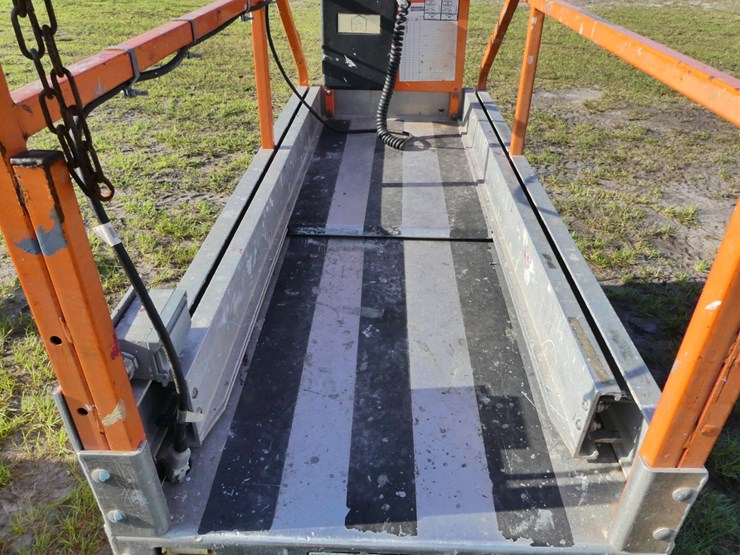 jlg-scissor-lift-image-12