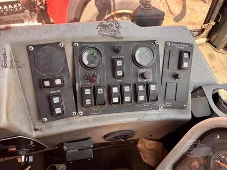 global-m4-mechanical-street-sweeper-image-16