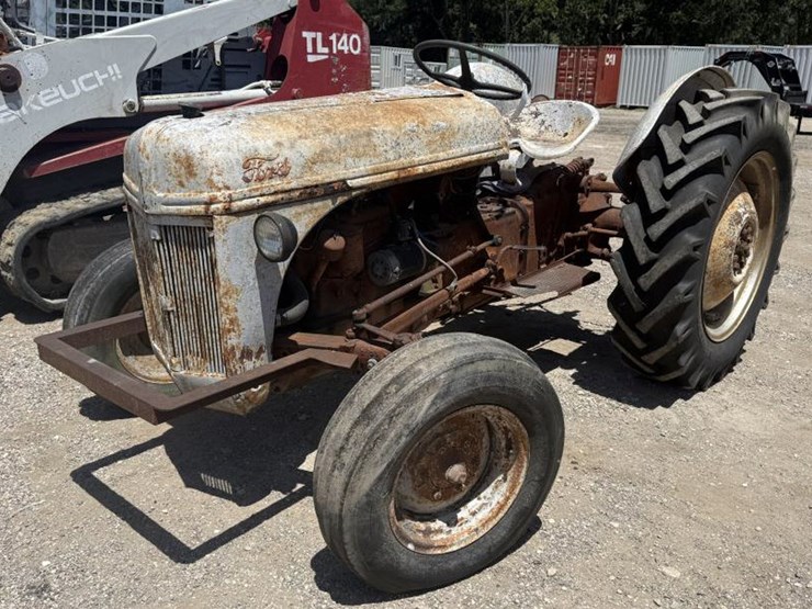 ford-tractor-image-1