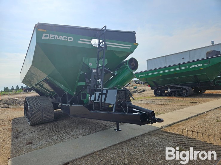 2023-demco-2200-grain-cart-image-3