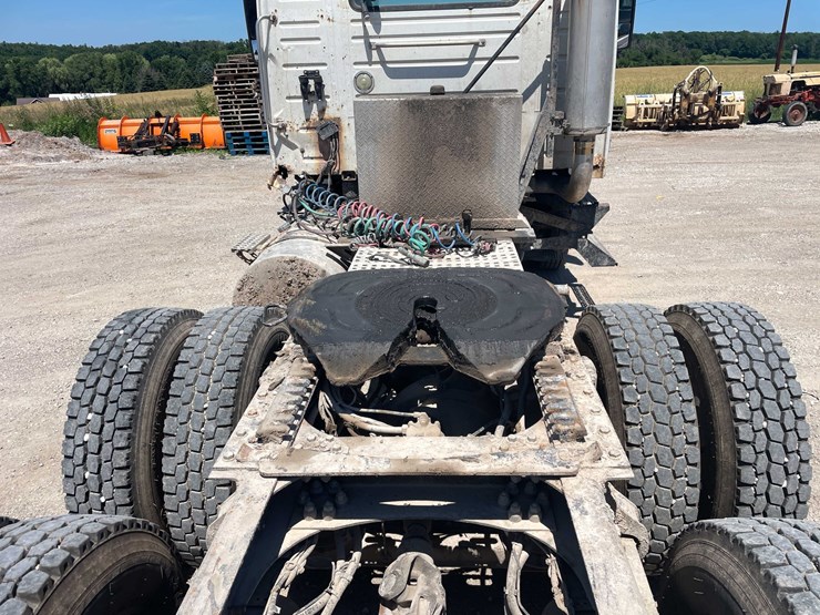 #120-•-2008-volvo-semi-tractor-(has-wi-title)-(whitelaw,-wi)-image-12