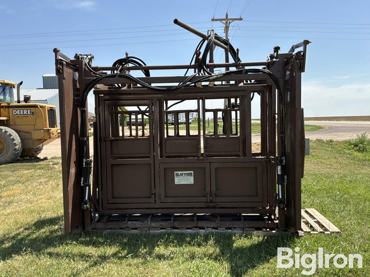 blattner-hydraulic-livestock-squeeze-chute-image-4