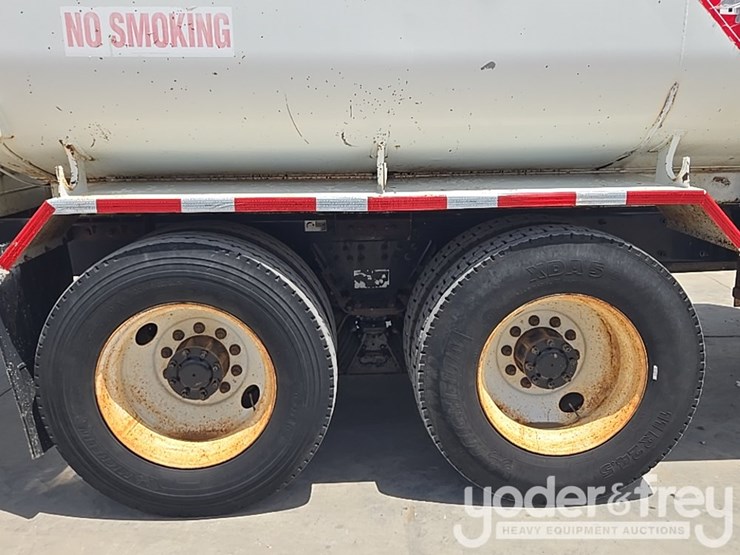 2014-peterbilt-348-image-13