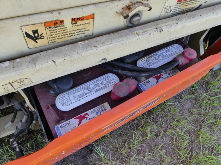 jlg-scissor-lift-image-10