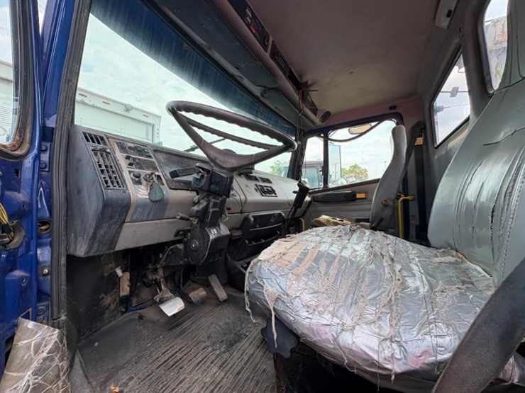 2002-freightliner-fl80-image-8