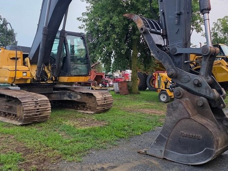 2011-deere-240d-lc-image-6