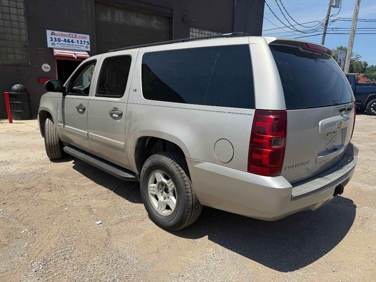 2007-chevrolet-suburban-image-8