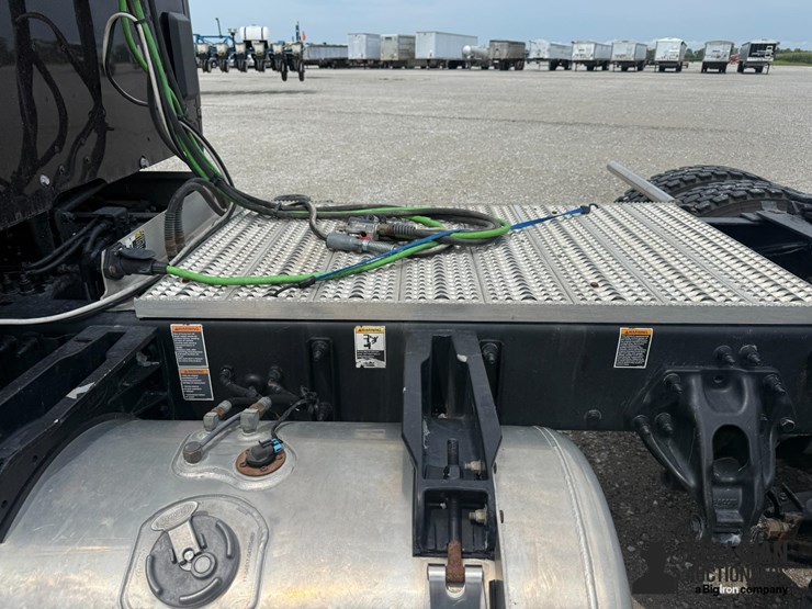 2020-peterbilt-579-image-18