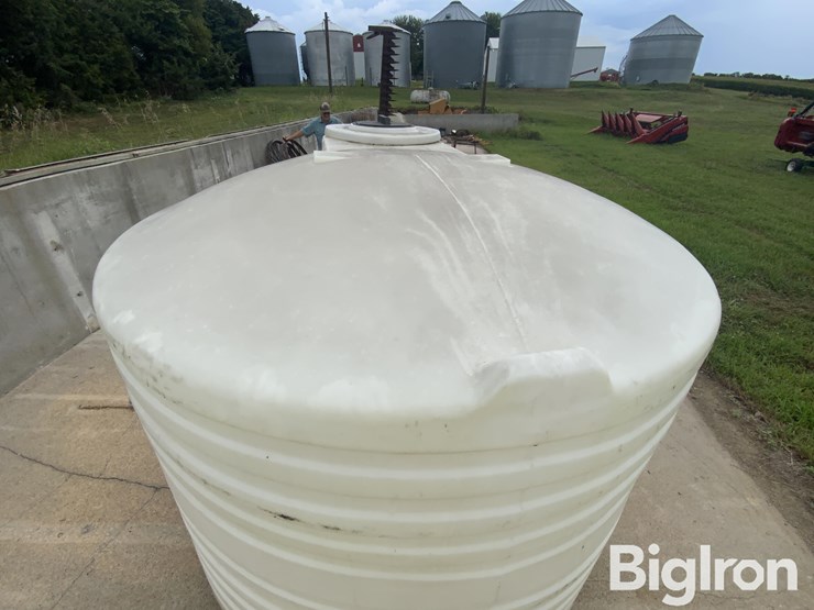 1200-gal-vertical-poly-liquid-tank-image-11