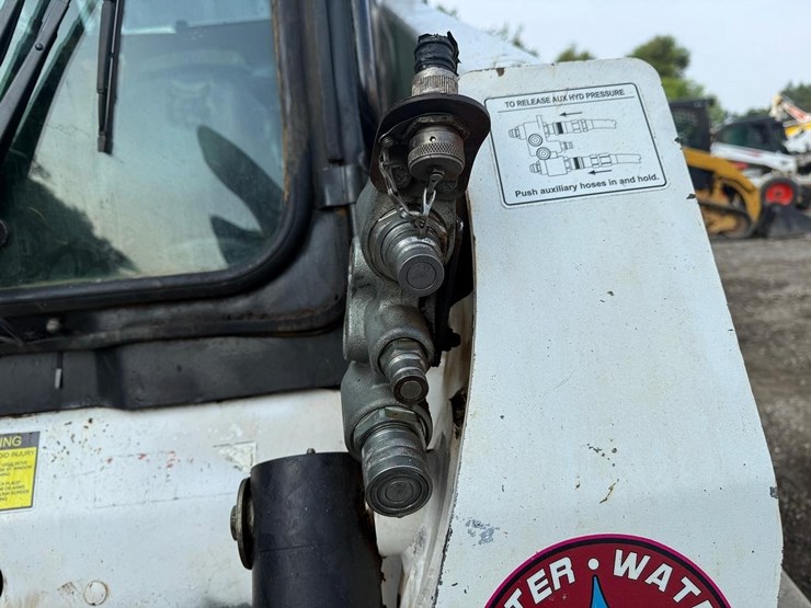 2008-bobcat-t300-image-11