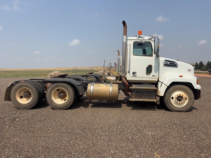 2015-western-star-w4700-semi-image-4
