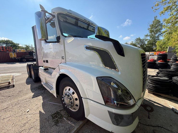 #125-•-2013-volvo-vnl64t-day-cab-(has-wi-title)-(new-berlin,-wi)-image-4