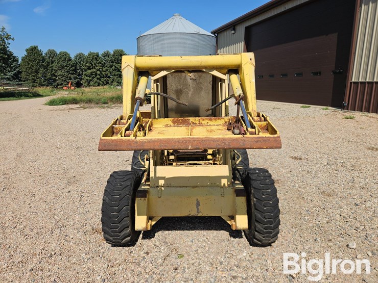 new-holland-l775-image-2