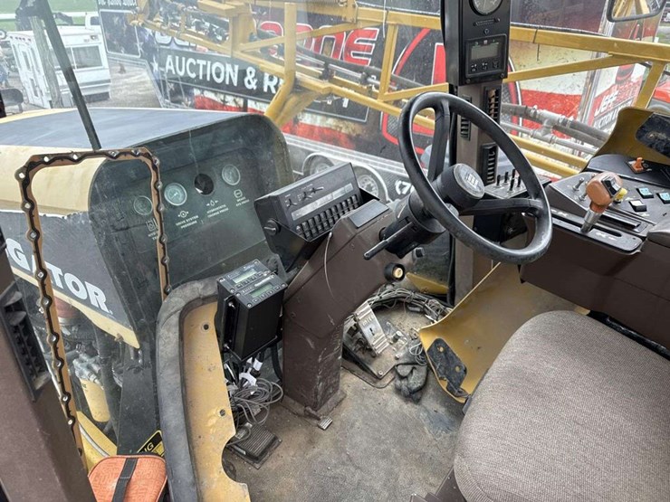 ag-chem-rogator-864-self-propelled-row-crop-spraye-image-21