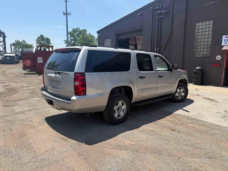 2007-chevrolet-suburban-image-6