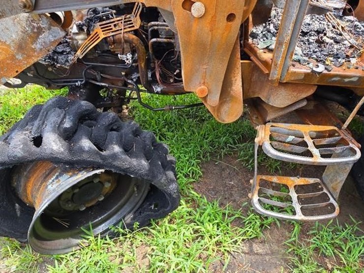 2020-john-deere-4052r-image-23