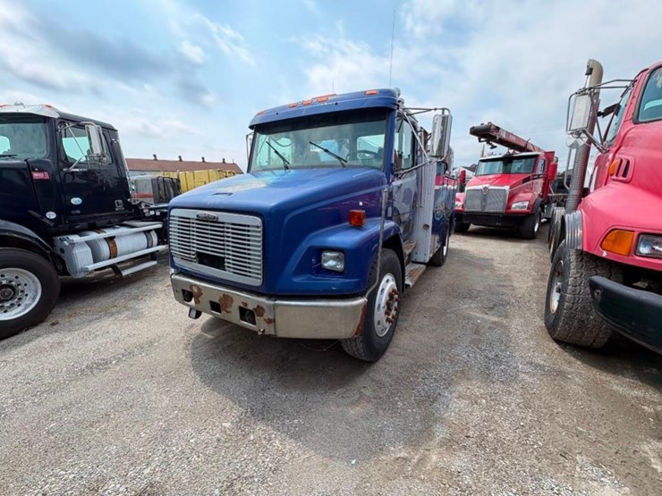 2002-freightliner-fl80-image-2
