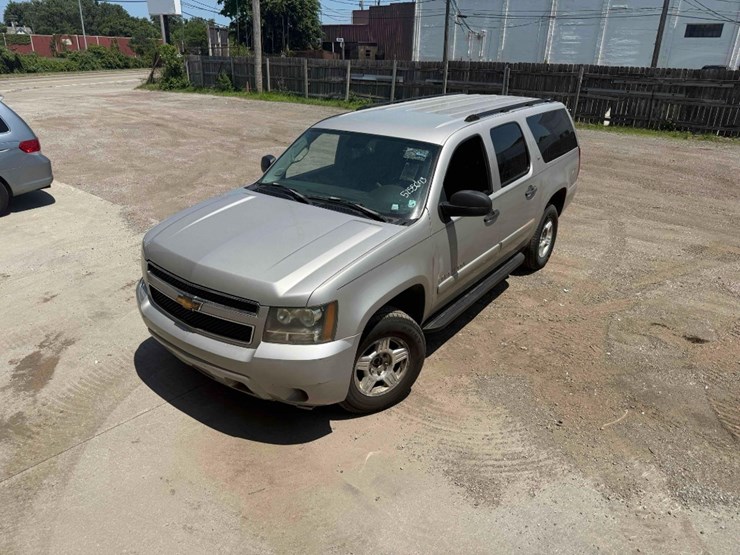 2007-chevrolet-suburban-image-2