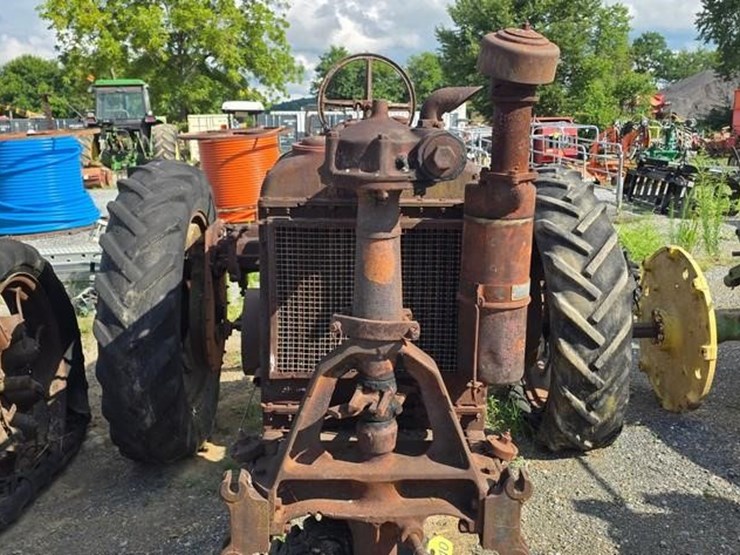 farmall-f20-tractor-(not-running)-image-17