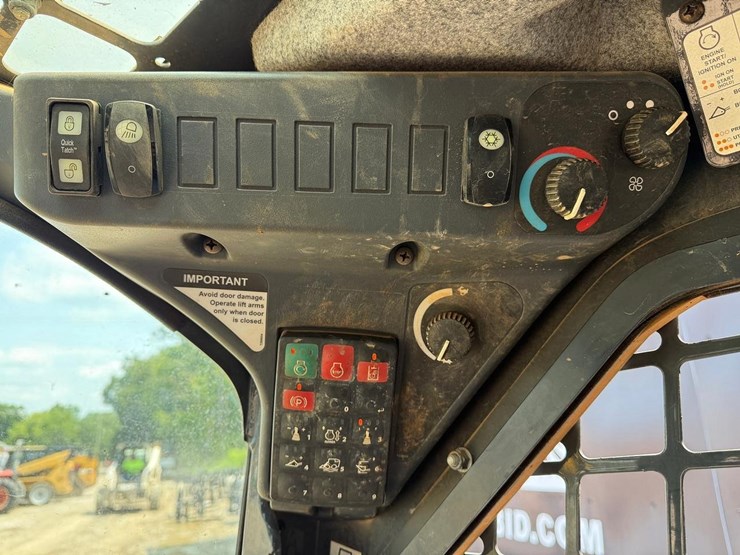 2021-deere-317g-image-21