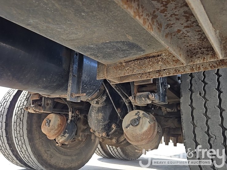 2012-peterbilt-348-image-22