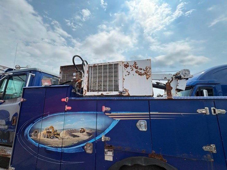 2002-freightliner-fl80-image-7