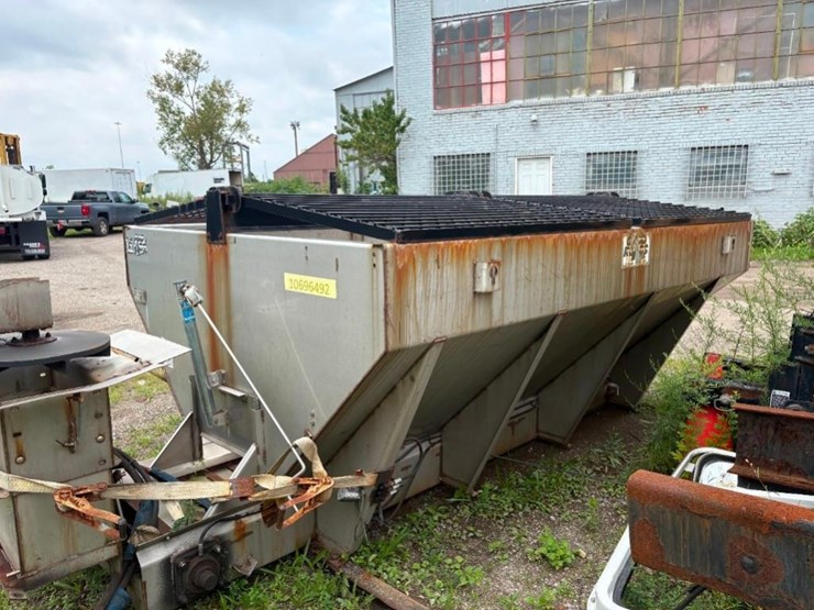 2018-godwin-v-box-slide-in-hydraulic-salt-spreader-image-7