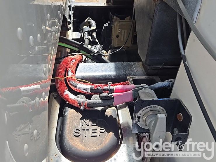 2012-peterbilt-348-image-21