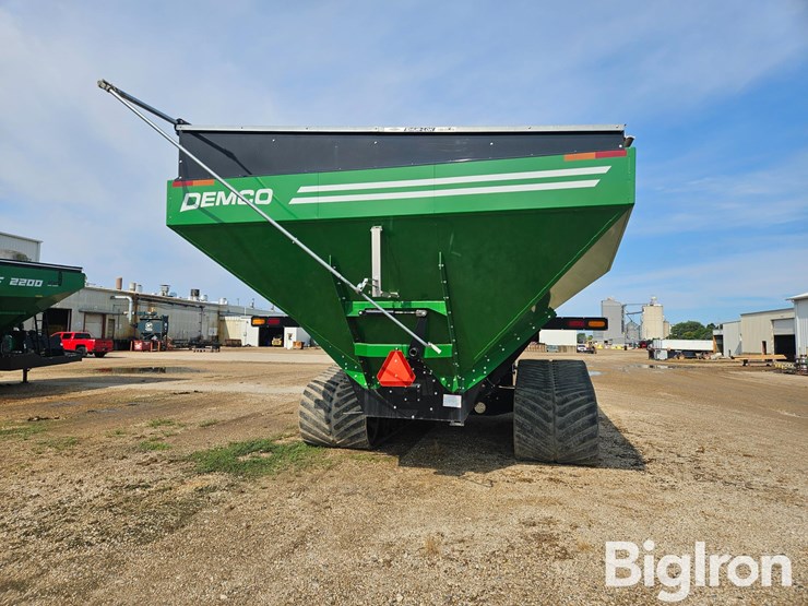 2023-demco-2200-grain-cart-image-6