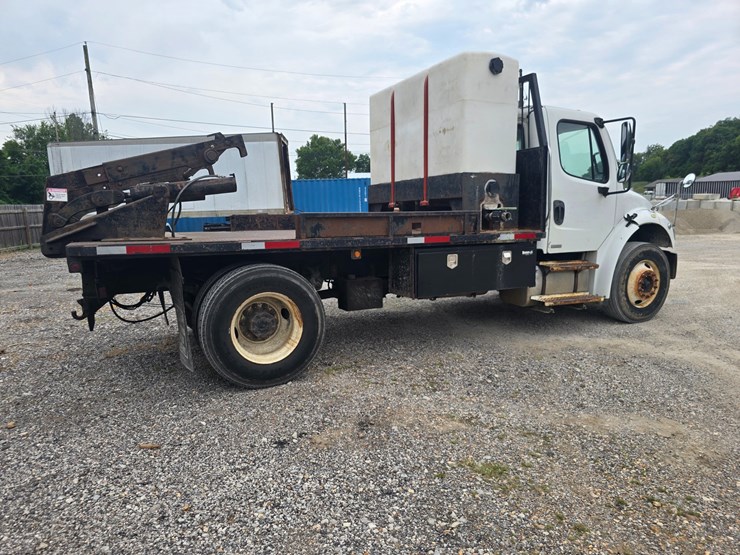 2006-freightliner-m2-106-image-14