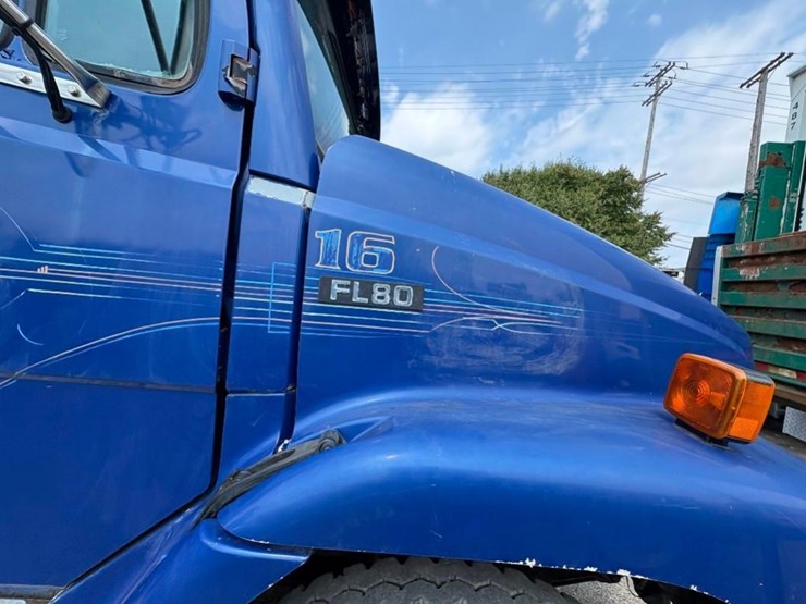 2002-freightliner-fl80-image-4