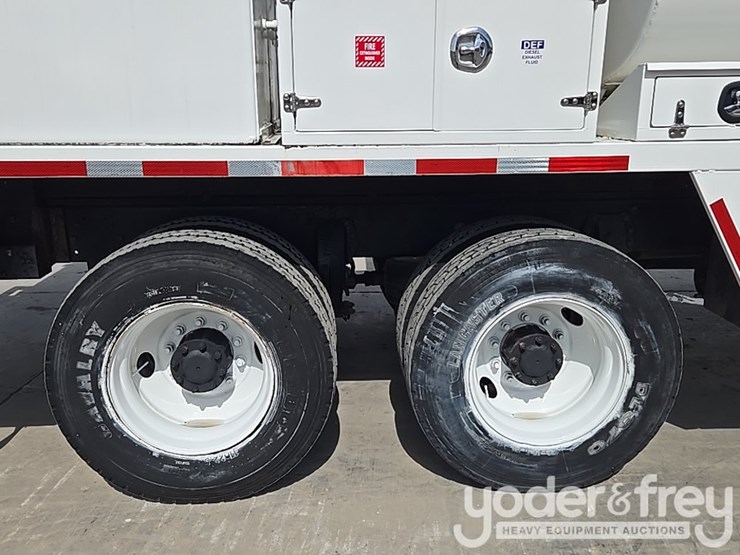 2012-peterbilt-348-image-14