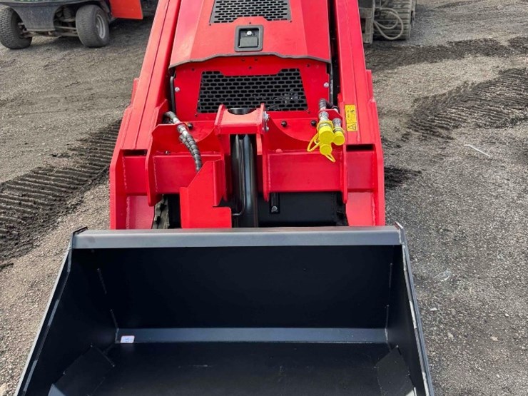 new-sdlool-co-kubota-diesel-stand-on-skidloader-model-sl-v1000-image-3