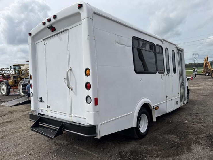 2010-chevrolet-express-g4500-image-3