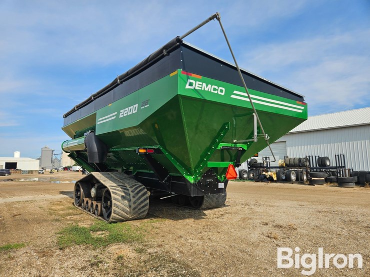 2023-demco-2200-grain-cart-image-7