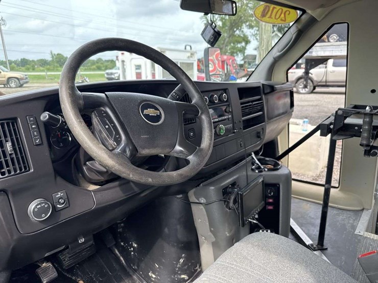 2010-chevrolet-express-g4500-image-11