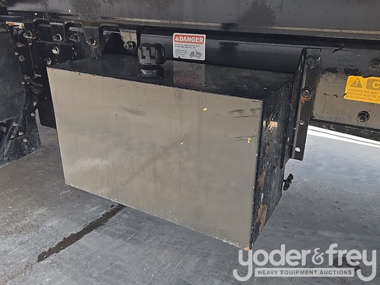 2018-peterbilt-348-image-40