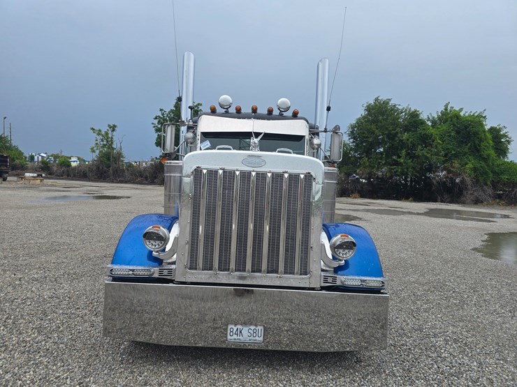 2000-peterbilt-379-image-31