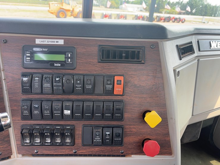 2015-western-star-w4700-semi-image-26