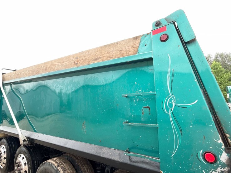 #142-•-2005-freightliner-dump-truck-(title-in-delay)-(denmark,-wi)-image-21