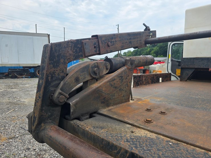 2006-freightliner-m2-106-image-67