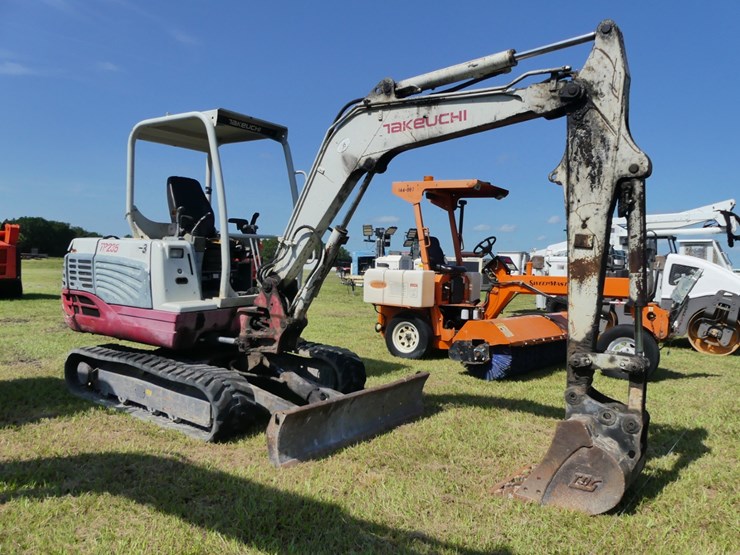 takeuchi-tb235-image-2