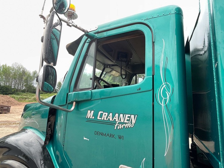 #142-•-2005-freightliner-dump-truck-(title-in-delay)-(denmark,-wi)-image-11