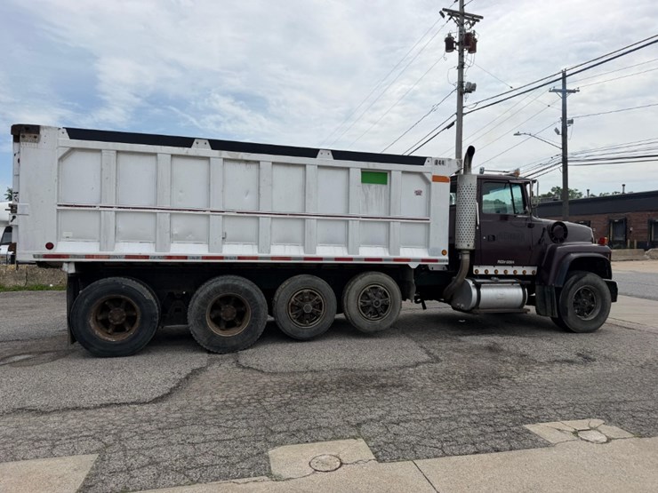 1997-ford-lt9000-image-1