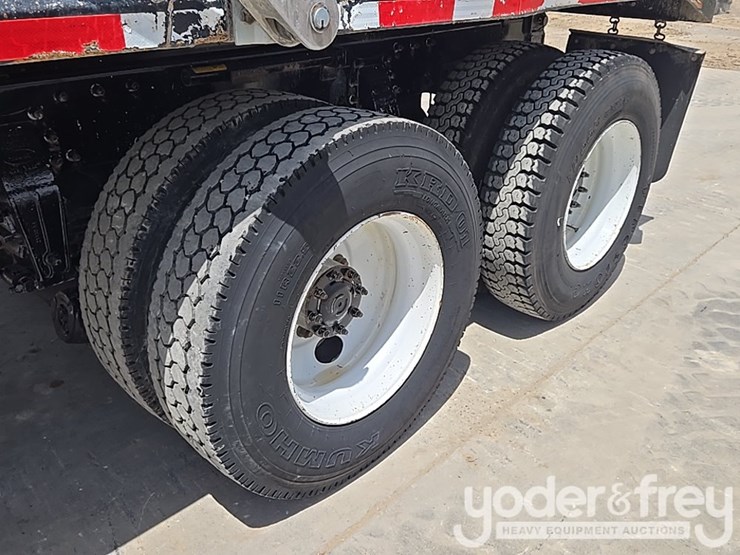 2018-peterbilt-348-image-10