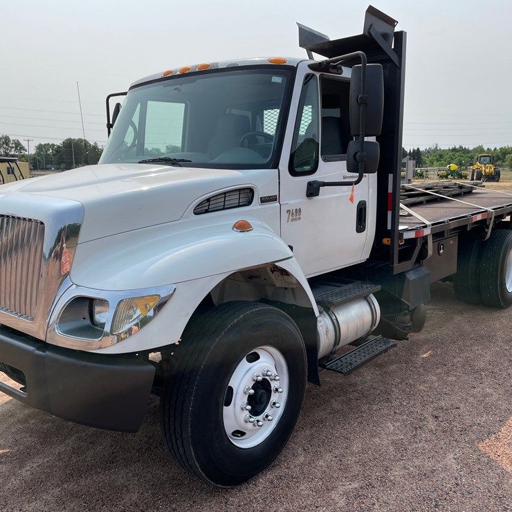 2005 INTERNATIONAL 7400