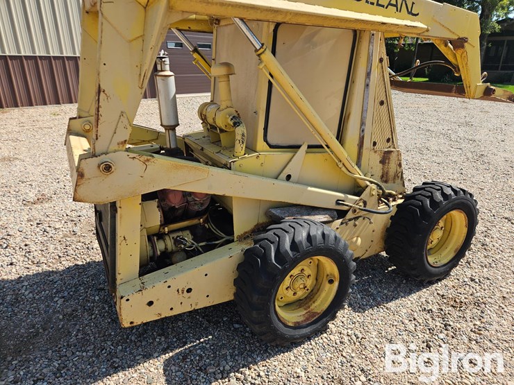 new-holland-l775-image-13