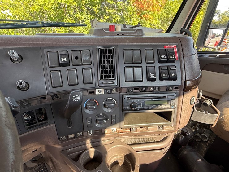 #125-•-2013-volvo-vnl64t-day-cab-(has-wi-title)-(new-berlin,-wi)-image-31
