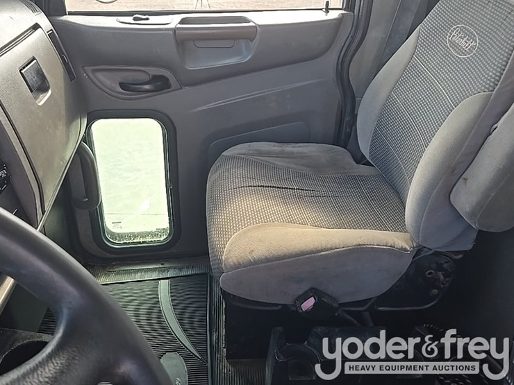2012-peterbilt-348-image-83